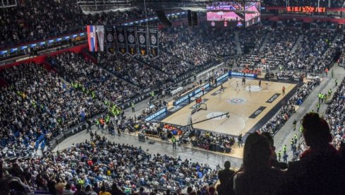 KAKAV GOST! Iz belog sveta došao u Arenu da na derbiju bodri Partizan protiv Zvezde (FOTO)