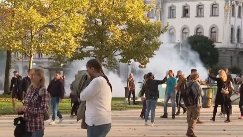 OPET HAOS U LJUBLJANI: Deset hiljada ljudi na ulicama, blokiran centar, policija upotrebila suzavac i vodene topove! (VIDEO)