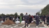 САХРАЊЕНЕ СЕСТРЕ ИЗ ОБРЕНОВЦА: Уз болне јауке мајке, Миа и Мина испраћене на вечни починак (ФОТО)