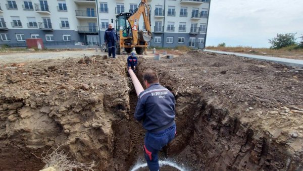 УРЕЂУЈУ ИЗБЕГЛИЧКО НАСЕЉЕ У ВРШЦУ: Почела изградња атмосферске канализације у Ужичкој