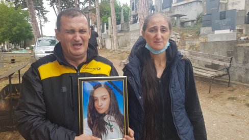 TUGA NA KNJAŽEVAČKOM GROBLJU: Otac i majka neutešni - Sugrađani se u suzama opraštaju od Jovane (FOTO/VIDEO)