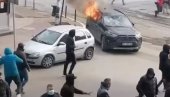 HAOS U KOSOVSKOJ MITROVICI SE NASTAVLJA: Gore automobili, Srbi odgovorili na upad policije lažne države (VIDEO)