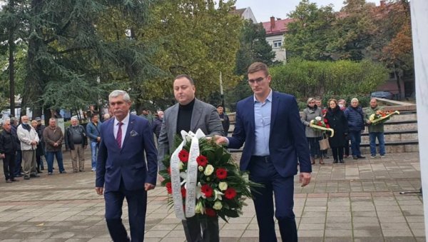 ВЕНЦИ НА СПОМЕНИК ПАЛИМ БОРЦИМА: Дан ослобођења Обреновца у Другом светском рату