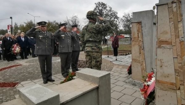 ПОЛОЖЕНИ ВЕНЦИ ЗА РУСКУ БРАЋУ: На Дан ослобођења Крушевца у Другом светском рату откривено обновљено обележје Црвеноармејцима (ФОТО)