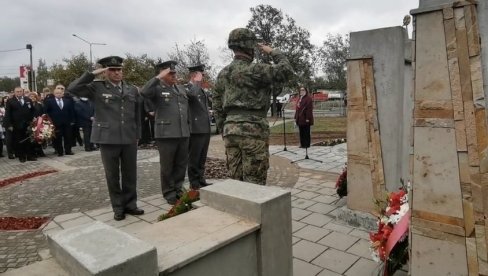 POLOŽENI VENCI ZA RUSKU BRAĆU: Na Dan oslobođenja Kruševca u Drugom svetskom ratu otkriveno obnovljeno obeležje Crvenoarmejcima (FOTO)