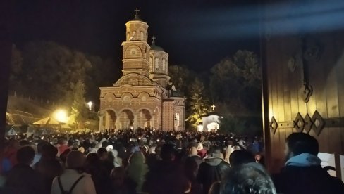 VERNICI SE MOLE KRAJ LEKOVITOG IZVORA: Noć uoči Pokrova Presvete Bogorodice u poznatom manastiru u Đunisu (FOTO)