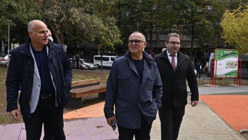 BEOGRAD POBEĐUJE: Vesić posetio novoizgrađeni dečji parkić na Zvezdari (FOTO) BEOGRAD POBEĐUJE: Vesić posetio novoizgrađeni dečji parkić na Zvezdari (FOTO)