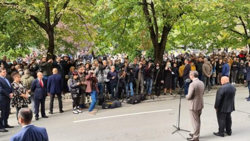 VUČIĆ SE OBRATIO GRAĐANIMA JAGODINE: Izgradićemo puteve, novi skener stiže u decembru (FOTO)