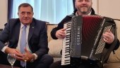 KO PEVA ZLO NE MISLI: Dodik doveo harmonikaše u kabinet, pa jednu pesmu posvetio majci (VIDEO)