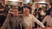 SADA IM JE I TAMO DALEKO PROVOKACIJA! Smeta im što Vučić peva tradicionalnu srpsku pesmu (FOTO)