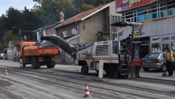 ИНВЕСТИЦИЈА ВРЕДНА ТРИ МИЛИОНА ДИНАРА: Почела обнова коловоза на раскрсници код Три шешира