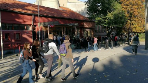RODITELJI SVE VIŠE IZBEGAVAJU RODITELJSKE SASTANKE: Novi trend u srpskim srednjim školama RODITELJI SVE VIŠE IZBEGAVAJU RODITELJSKE SASTANKE: Novi trend u srpskim srednjim školama