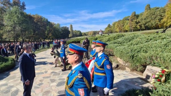 ВУЧИЋ У ШУМАРИЦАМА: Председник положио венац код споменика стрељаним ђацима