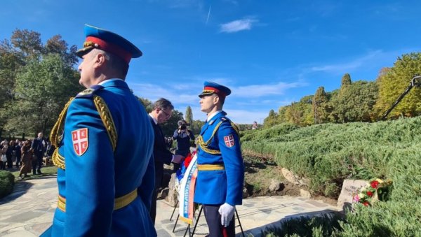 БИЛО ЈЕ ТО У НЕКОЈ ЗЕМЉИ СЕЉАКА НА БРДОВИТОМ БАЛКАНУ: Вучић поделио трагичне стихове Десанке Максимовић након молебана у Крагујевцу