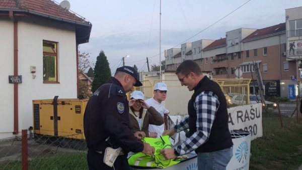 БИЦИКЛИСТИМА ДЕЛИЛИ СВЕТЛА И ПРСЛУКЕ: Акција Агенције за безбедност саобраћаја у Обреновцу