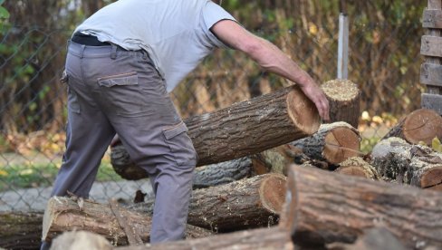 KUBIK DRVA JEFTINIJI ČAK 50 ODSTO: Ove grupe građana mogu ga dobiti za manje od 3.000 dinara
