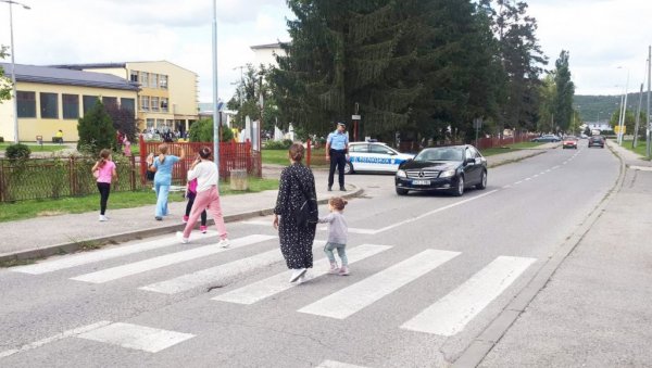 АУТОМОБИЛ ПОКОСИО ДЕВОЈЧИЦЕ НА ПЕШАЧКОМ ПРЕЛАЗУ: Стравична саобраћајна несрећа у Дервенти