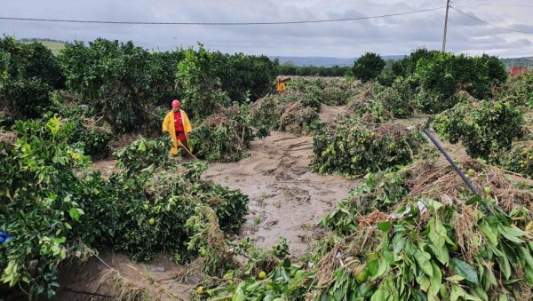 ДРАМАТИЧНЕ СЦЕНЕ НА ЈУГУ ИТАЛИЈЕ: У снажној олуји страдала најмање једна особа! (ФОТО/ВИДЕО)