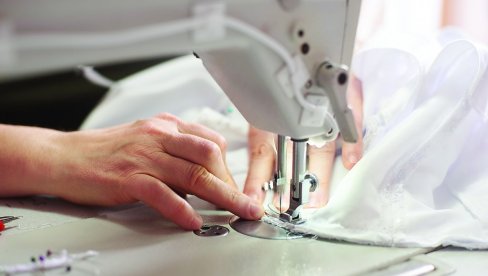 KROJAČI SVE TRAŽENIJI: Radnja puna mušterija, zarada je velika, a ovo su cene njihovih usluga