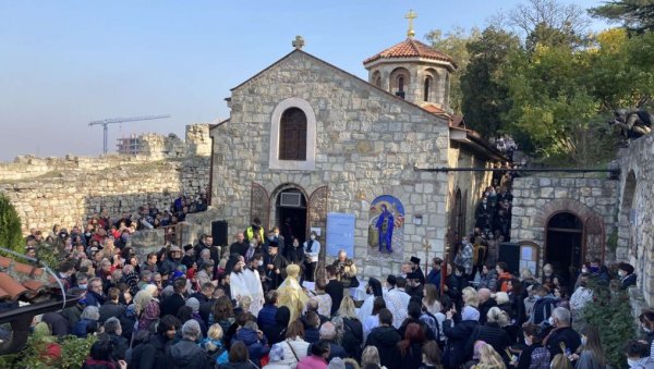 РЕКА ВЕРНИКА НА КАЛЕМЕГДАНУ: Бројни грађани се окупили како би ушли у цркву Свете Петке (ВИДЕО)