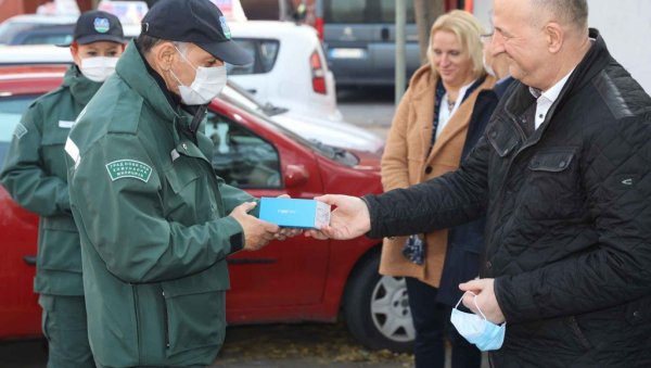 ОПРЕМЉЕНИ ЗА КОНТРОЛУ КОВИД СЕРТИФИКАТА: Градска управа Новог Сада обезбедила телефоне за комуналну инспекцију