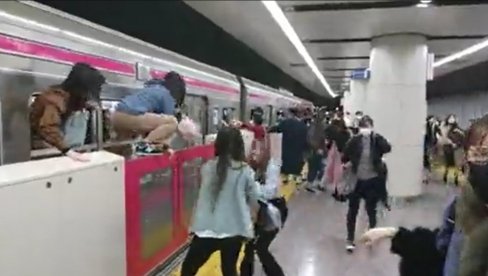 VOZ UDARIO U STUB U JAPANU: Dva sata bilo zarobljeno više od 1.000 putnika VOZ UDARIO U STUB U JAPANU: Dva sata bilo zarobljeno više od 1.000 putnika