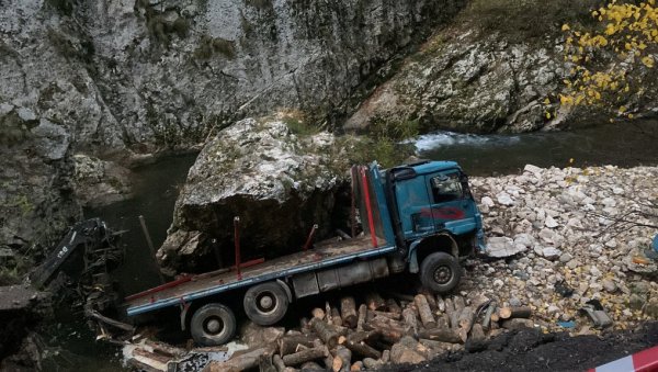 КАМИОН СЛЕТЕО У ПРОВАЛИЈУ У КАЊОНУ ЈЕРМЕ: Одрон на путу, возило крцато дрвима одлетело у бездан - возач имао невероватну срећу