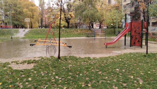 ПОПЛАВЉЕНЕ УЛИЦЕ У НОВОМ САДУ: Невреме направило хаос у овом граду! (ФОТО)