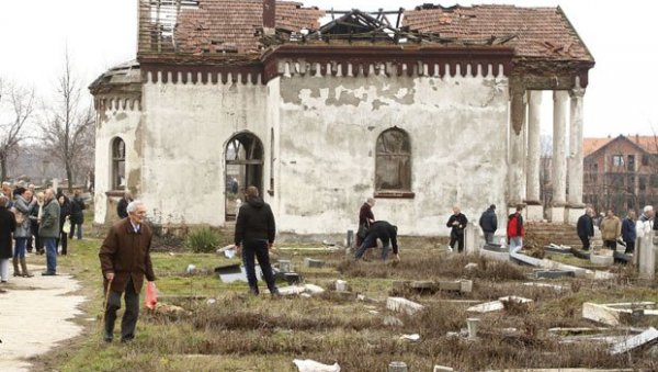 АЛБАНЦИ НЕ ДАЈУ МИРА НИ МРТВИМ СРБИМА: У српским срединама на Косову и Метохији обележене Митровданске задушнице