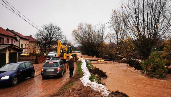 НЕВРЕМЕ У РС: Метар воде у кућама, бујичне воде у Семберији и Мајевици, велика штета и у Теслићу