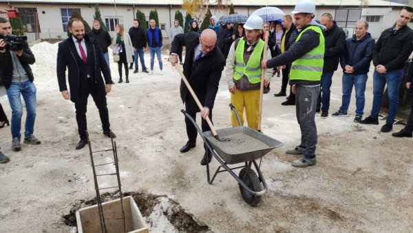 ВЕЛИКА ИНВЕСТИЦИЈА У КОСОВСКОЈ МИТРОВИЦИ: Положен камен темељац за изградњу Културног центра