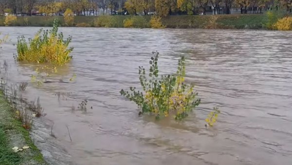 НАСТАВЉА СЕ ПОТРАГА: Двојица радника упала у Босну, на терену и Горска служба спасавања