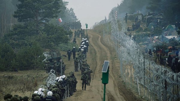 ПОЉАЦИ НАГОМИЛАЛИ ТРУПЕ НА ГРАНИЦИ: Министар одбране Белорусије поручује - Спремни смо да се заштитимо