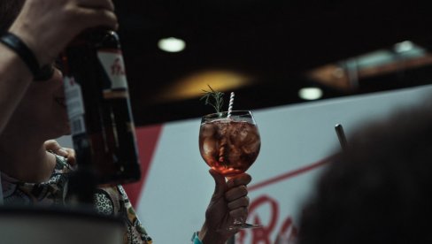 ШТА МУЧИ ИНДУСТРИЈУ АЛКОХОЛА: Због овога су у великом проблему - Промена на коју се тржиште алкохола тек привикава