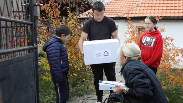 ПОМОЋ УГРОЖЕНИМА НА КИМ: Поклони за најмлађе становнике Штрпца (ФОТО)