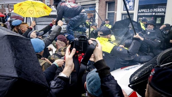 ХАОС У ХОЛАНДИЈИ: Полиција воденим топовима на протест против мера