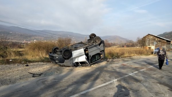 ПРВЕ ФОТОГРАФИЈЕ ЈЕЗИВЕ НЕСРЕЋЕ У ПИРОТУ: Комби преврнут на кров, ишчупан стуб са браником, погинуо возач (ФОТО)