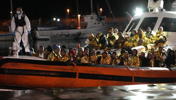 СА ХАИТИЈА КРЕНУЛИ И ДЕЦА И ТРУДНИЦЕ: Чамац са 141 мигрантом насукао се на обалу Кубе