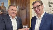 VUČIĆ I DODIK NAZDRAVILI SRPSKIM FUDBALERIMA: Jedna čašica - jedan gol, pa smo morali da popijemo po dve