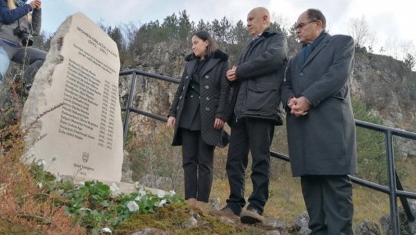 НИ РЕЧ О УБИСТВУ СРБА: На Казанима откривен споменик убијеним грађанима Сарајева 1992. и 1993.