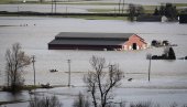 DOSTAVLJAJU POMOĆ HELIKOPTERIMA: Hrana stiže kanadskim gradovima odsečenim zbog poplava (FOTO)