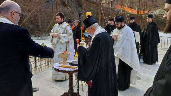 ГРАДИ СЕ НОВИ ОБЈЕКАТ: Освештани темељи конака за посетиоце манастира Тумане