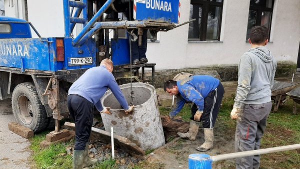 УЗЕО СТВАРИ У СВОЈЕ РУКЕ: Школа годинама није имала воду, Новак о свом трошку ископао бунар (ФОТО)