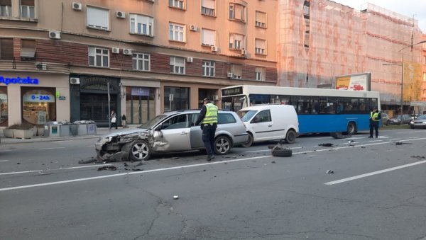 ЛАНЧАНИ СУДАР У НОВОМ САДУ: Мушкарац хитно превезен у Ургентни центар