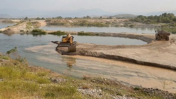 УБИЦЕ РЕКА И СЛАВИНЕ СУШЕ: Упркос мораторијуму на експлоатацију речних наноса, машине на обалама и даље раде