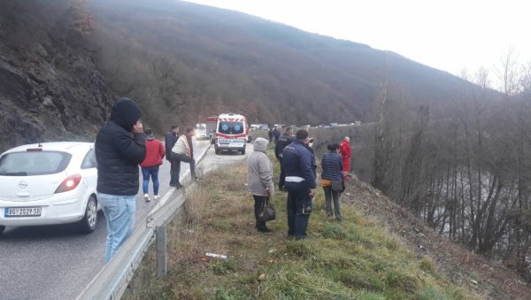 АУТОМОБИЛ СЛЕТЕО СА ЛИТИЦЕ НА ОБАЛУ ЛИМА: Ватрогасци покушавају да извуку возача, хитна помоћ на терену (ФОТО)