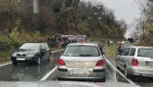 PRVE FOTOGRAFIJE NESREĆE KOD UMKE: Autobus javnog prevoza prevrnut uz put (FOTO)