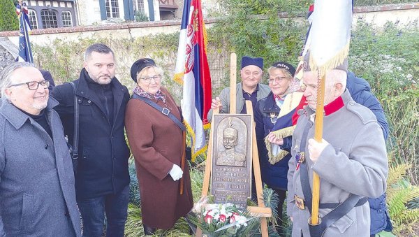 РЕЉЕФ КРАЉУ ПЕТРУ У КАБУРУ: У Француском градићу представљена спомен-плоча посвећена знаменитом и вољеном српском владару