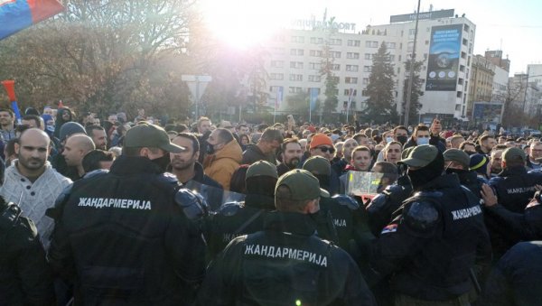 НЕ ПРОПУШТАЈУ НИ ХИТНУ ПОМОЋ: Ђиласове присталице немају осећај ни за хитне случајеве (ВИДЕО)