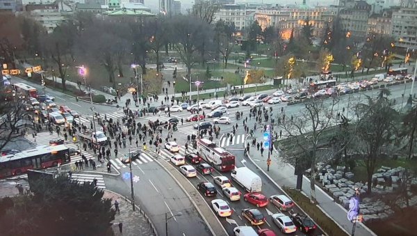 НЕМА ИХ НИ 100, А МАЛТРЕТИРАЈУ ЦЕО БЕОГРАД: Припадници опозиције и њихови активисти блокирали центар